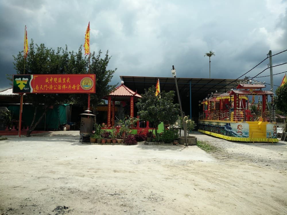 TOKONG NAN TIAN MEN JI GONG HOU FO DOU MU GONG SUNGAI LEMBU