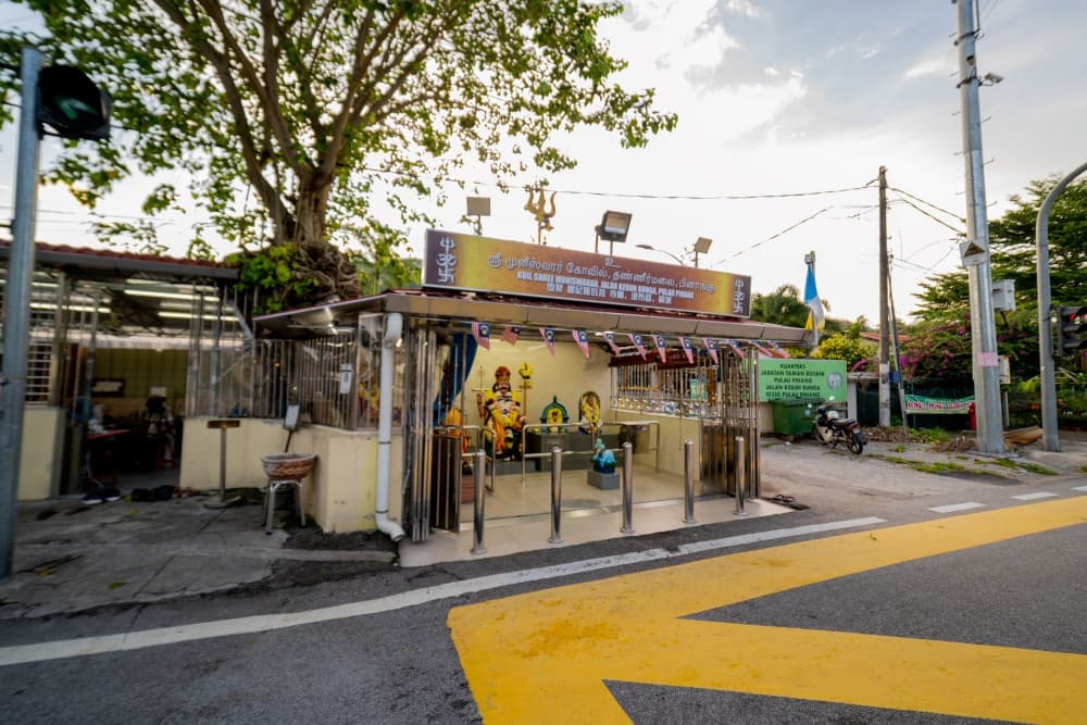 KUIL SHREE MUNISWARAR JALAN AIR TERJUN
